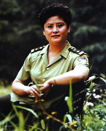 1988 年郑州女警出租车惊魂：一把匕首抵喉，她掐腰传信号改写生死，就在这天晚上