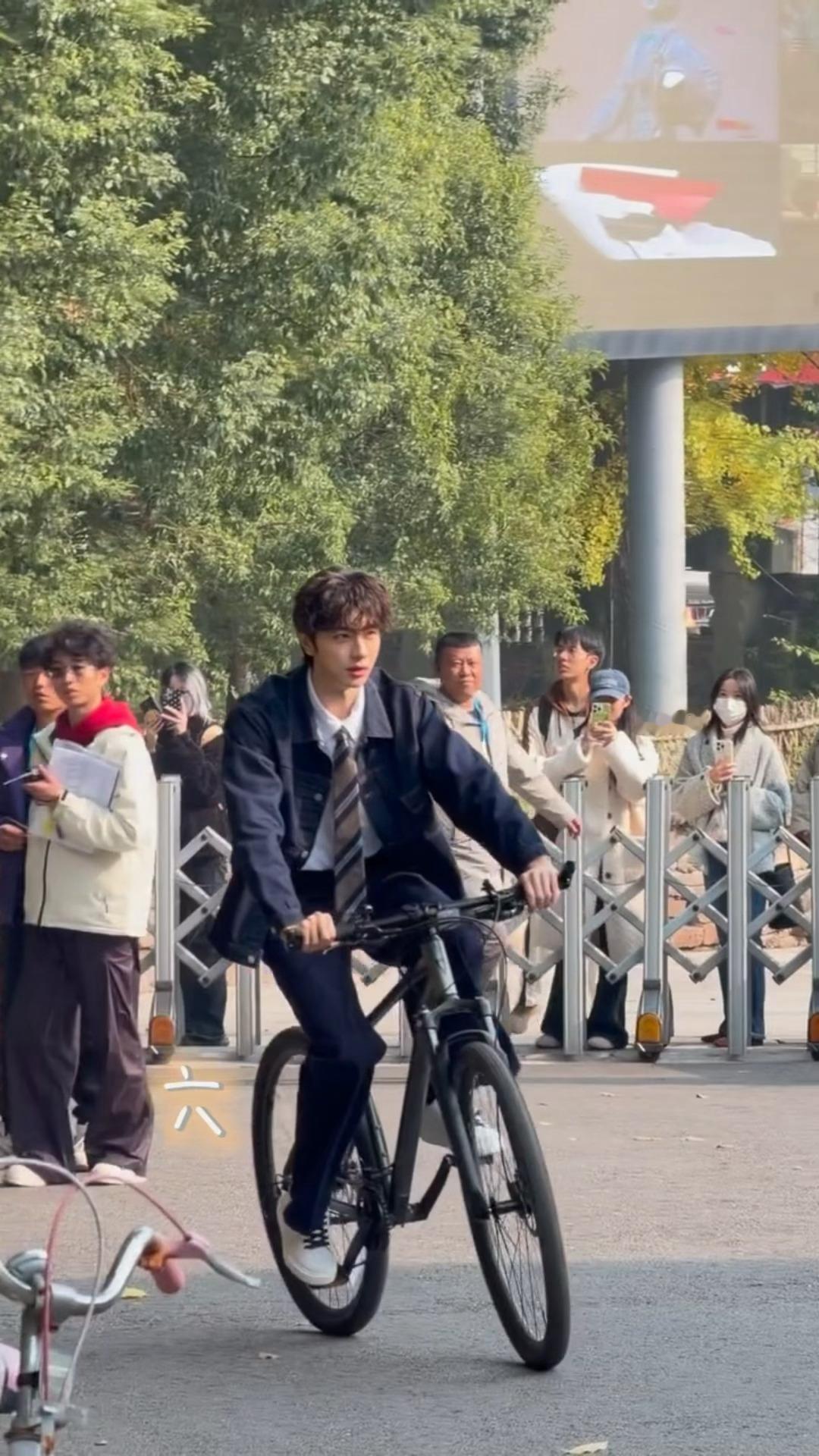 昨天西装霸总今天卷毛学长！但是我要说林一你这车没后座我没地儿坐林一昨天西装霸总今