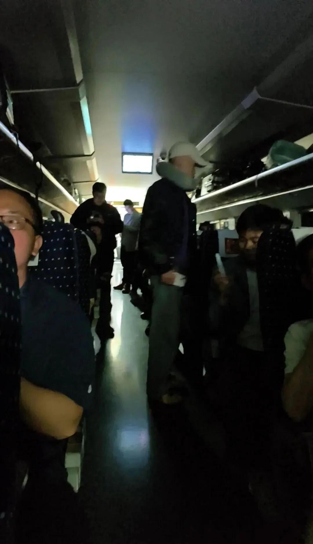 “小孩热哭了都不让砸窗！”D3665列车隧道停电3小时，法律告诉你这到底该怪谁？