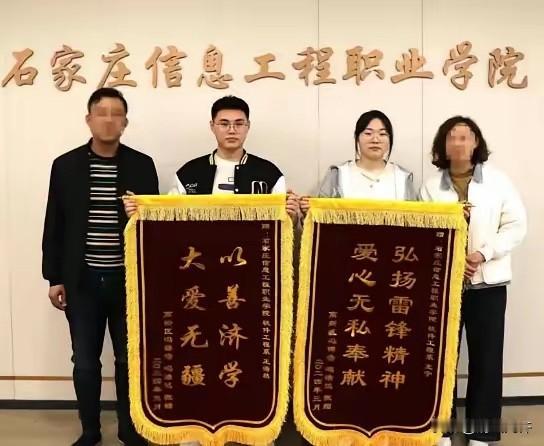 2024年，河北2名大学生坐网约车，然而刚走1公里，司机就把车停在路边，对他们说