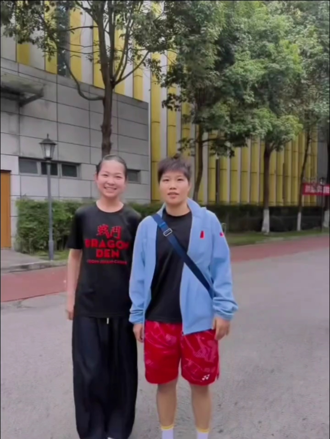 旁边的小孩都比小黄高了