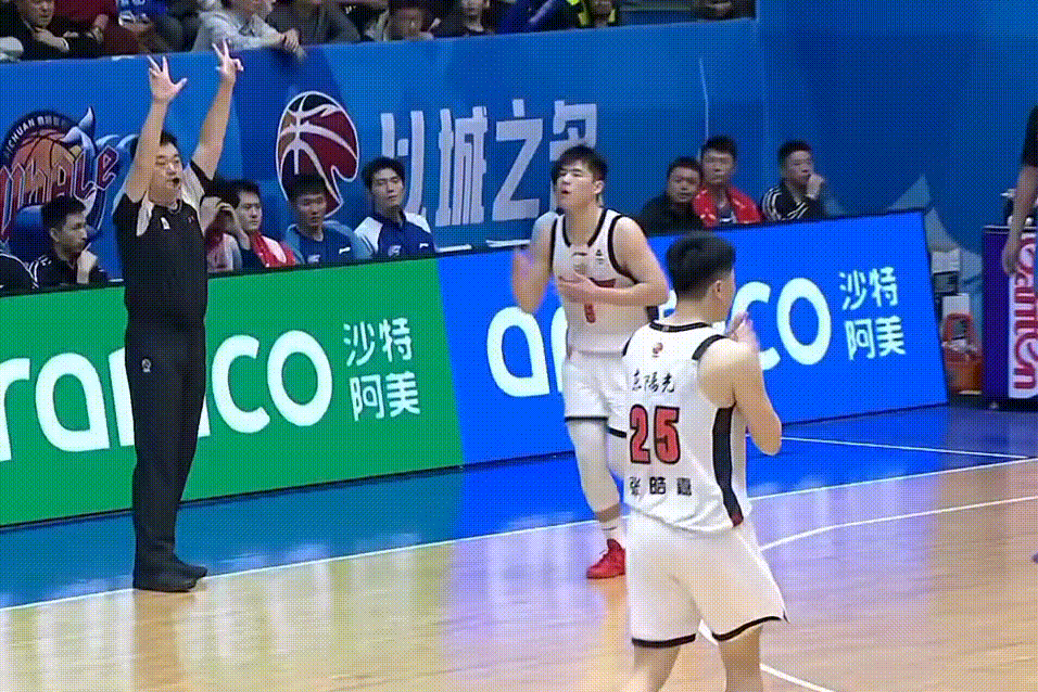 争气！陈家政这场飙进了5记三分球弹无虚发，也是职业生涯新高，继续加油老虎仔！四川