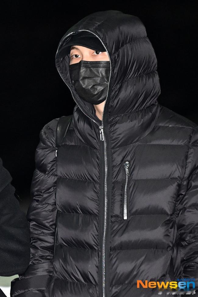 🔥韩网热帖评论翻译🔥BTS完整体机场韩网原帖帖主称：防弹少年团成员金硕珍, 