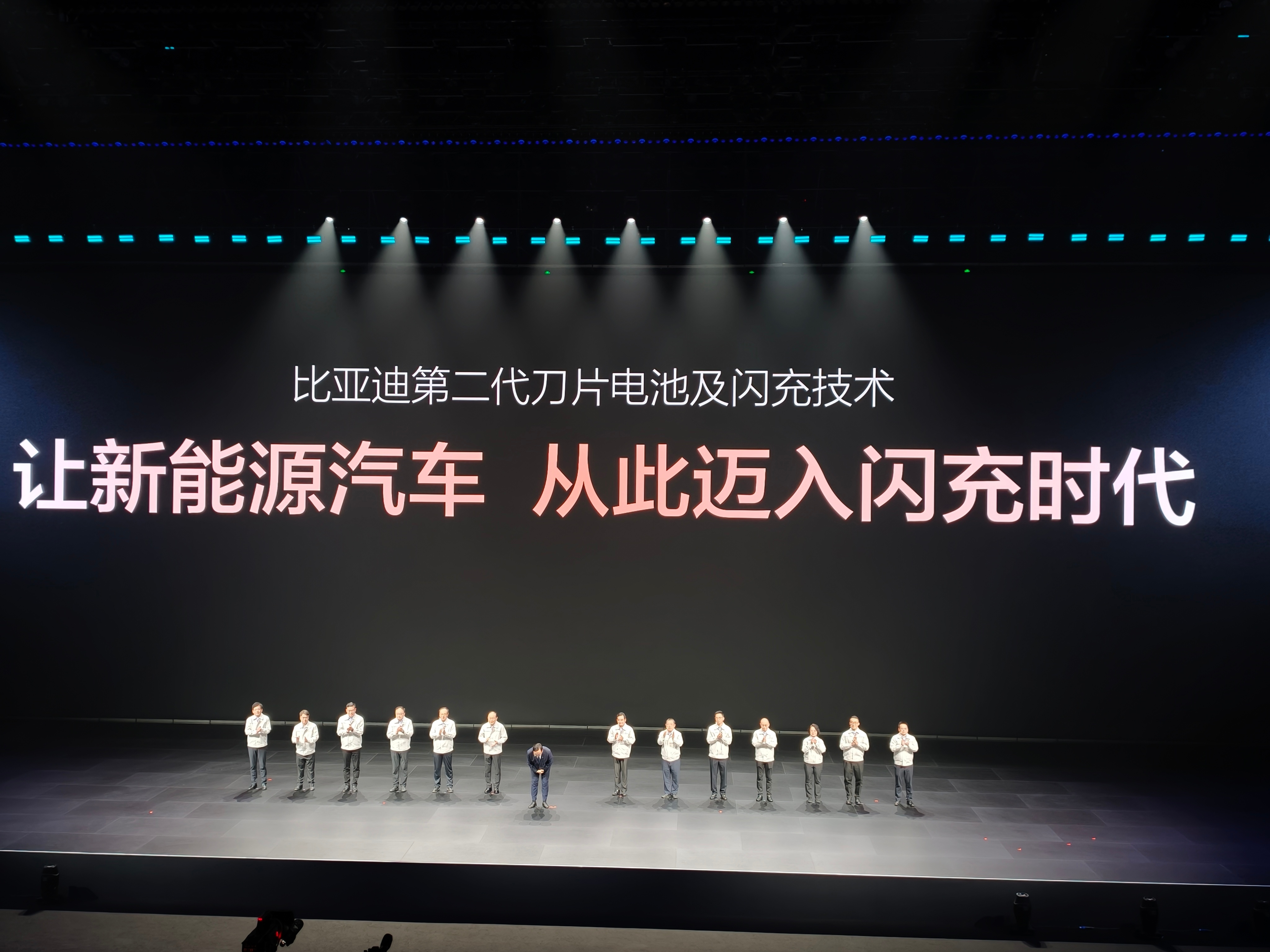 回顾下！比亚迪这次真把充电速度干到天花板了！5 分钟就能把电从10%充到70%，