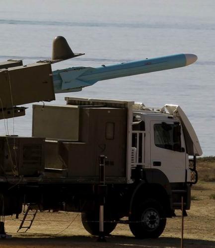 厉害！美军阿利伯克级宙斯盾驱逐舰被伊朗卡德尔导弹击中！遭遇开战以来海上力量的最大