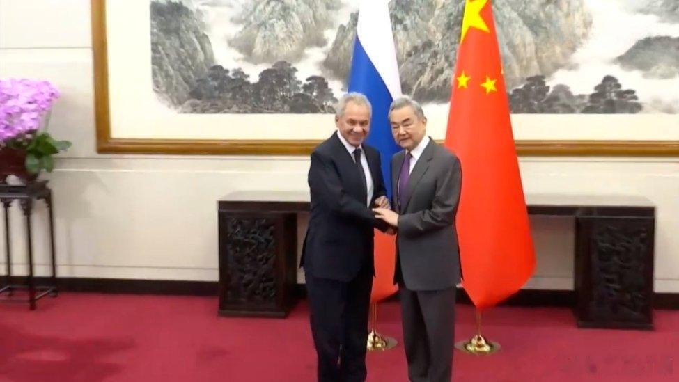 凤凰新闻【王毅会见绍伊古，谈及日本和台海问题】据凤凰卫视报道，中共中央政治局委员