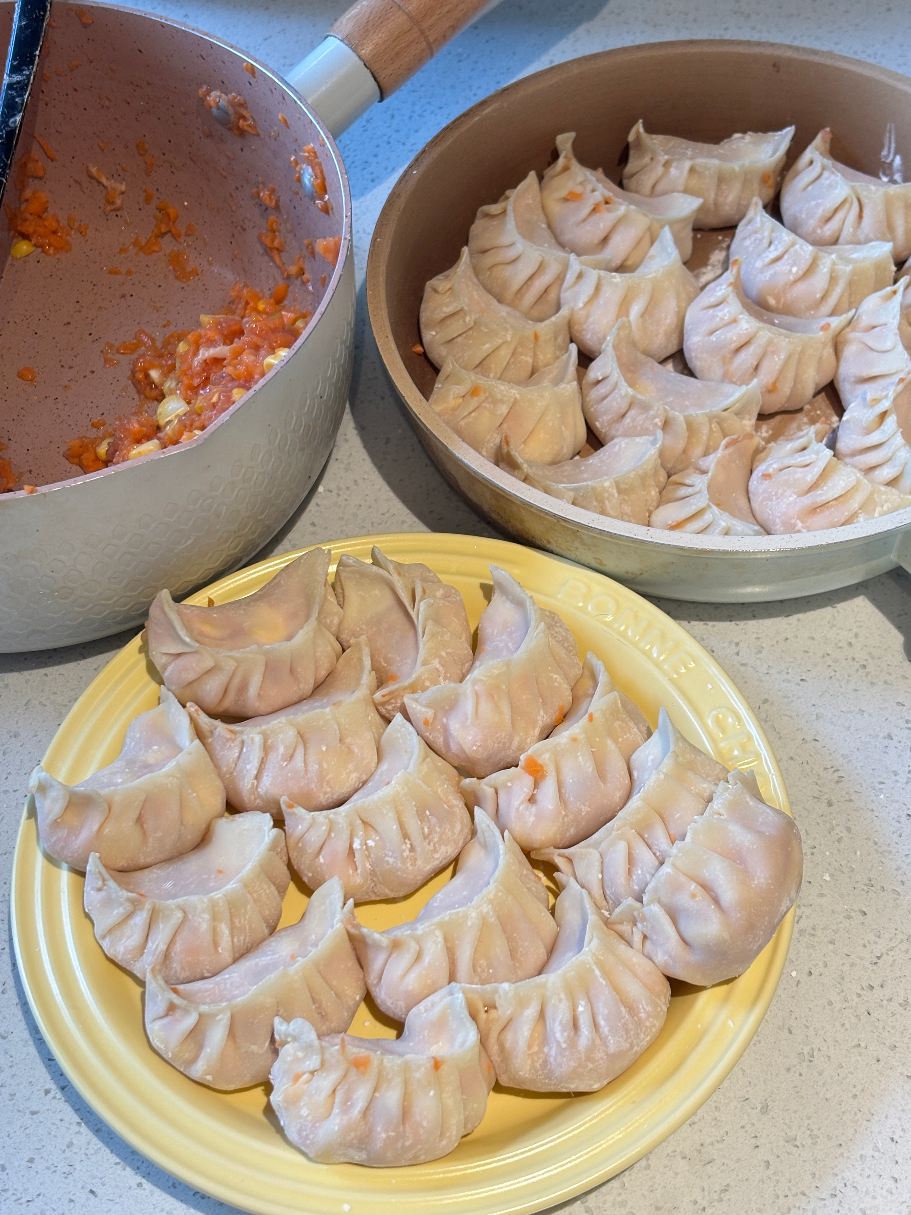 瘦肉9.9  玉米4块胡萝卜🥕饺子皮🥟是前几天买菜额外赠送的包了满满两大盘饺