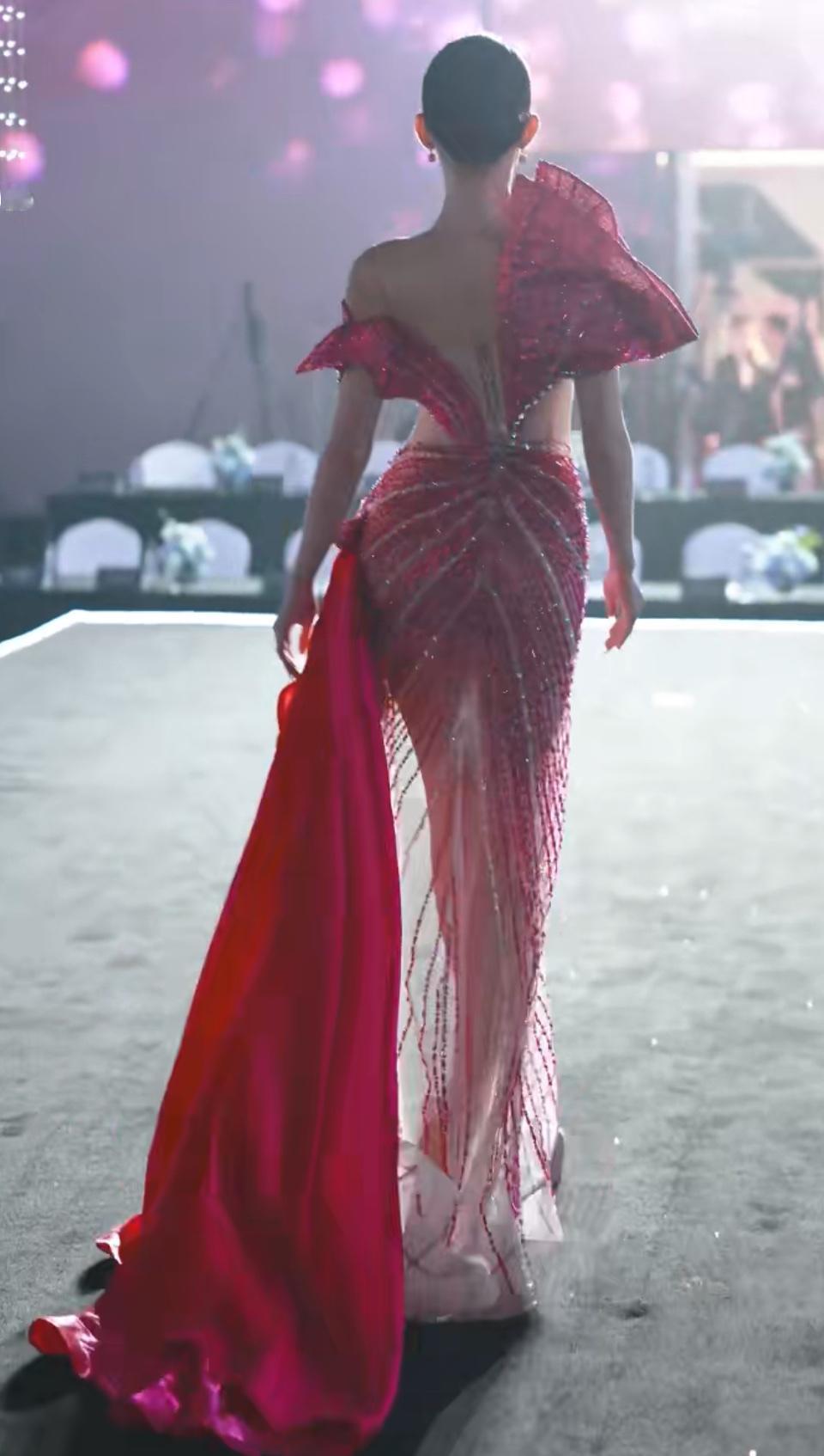 这条红裙真的杀疯了！✨
露肩+腰臀镂空设计，满钻的渐变面料在灯光下自带流光效果，