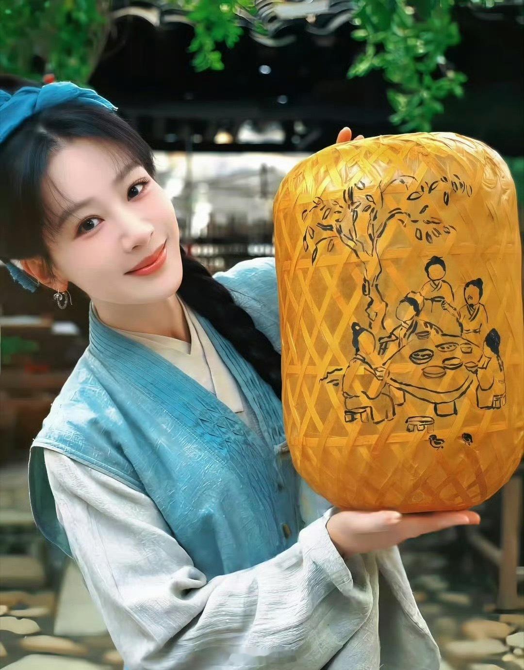 杨紫以作品传递力量 杨紫3部作品入围金鹰奖，从古装精品剧集到现实向佳作，多维度塑
