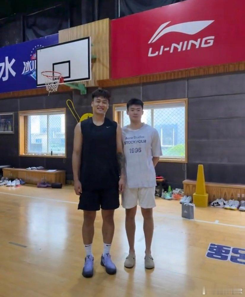四川男篮后卫赵芮晒出与国手赵睿的合影，近日四川金强俱乐部深陷欠薪解散传闻，一旦没
