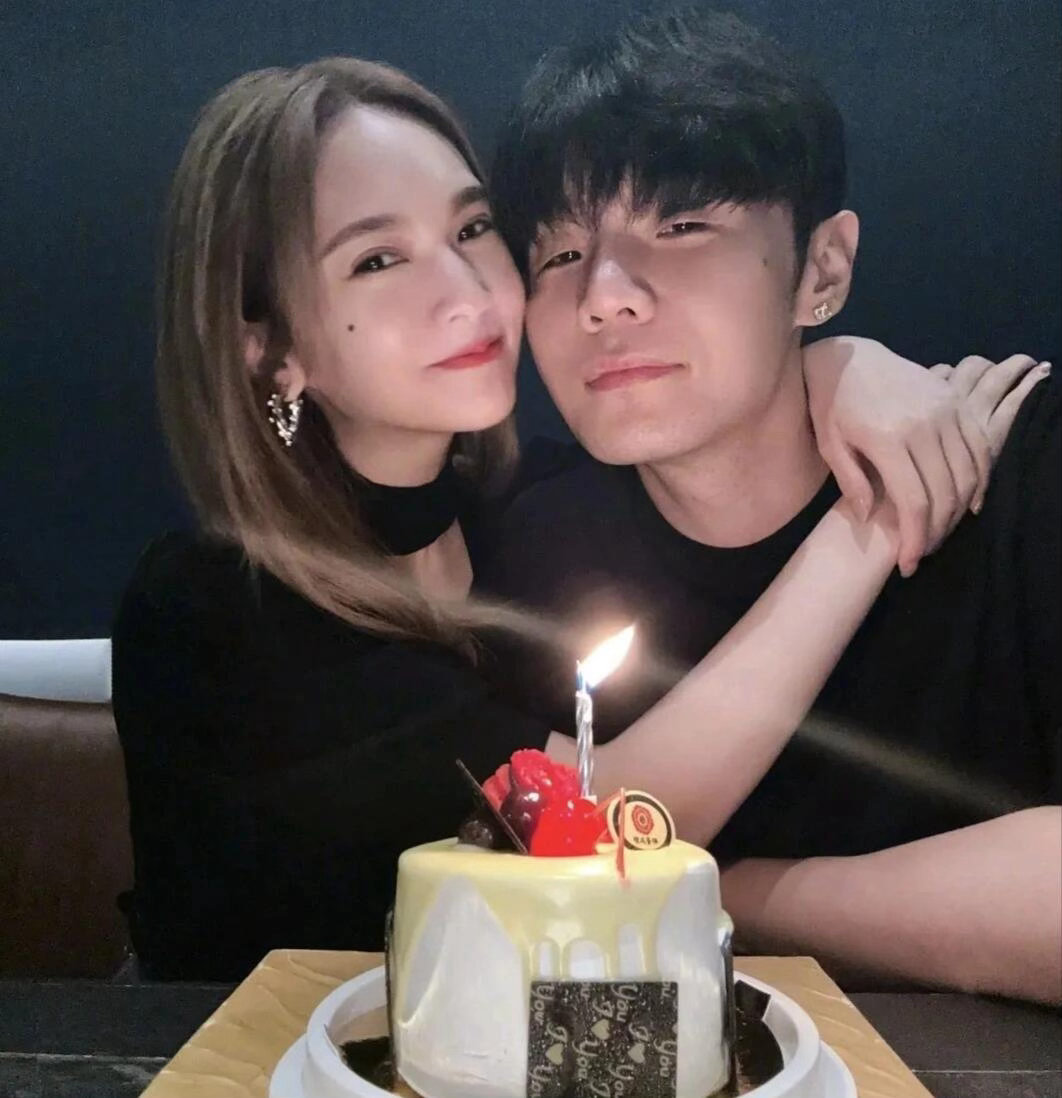 李荣浩杨丞琳解决问题很单刀直入所以这个世界上没有坚定的不婚主义，只有幸福主义。李