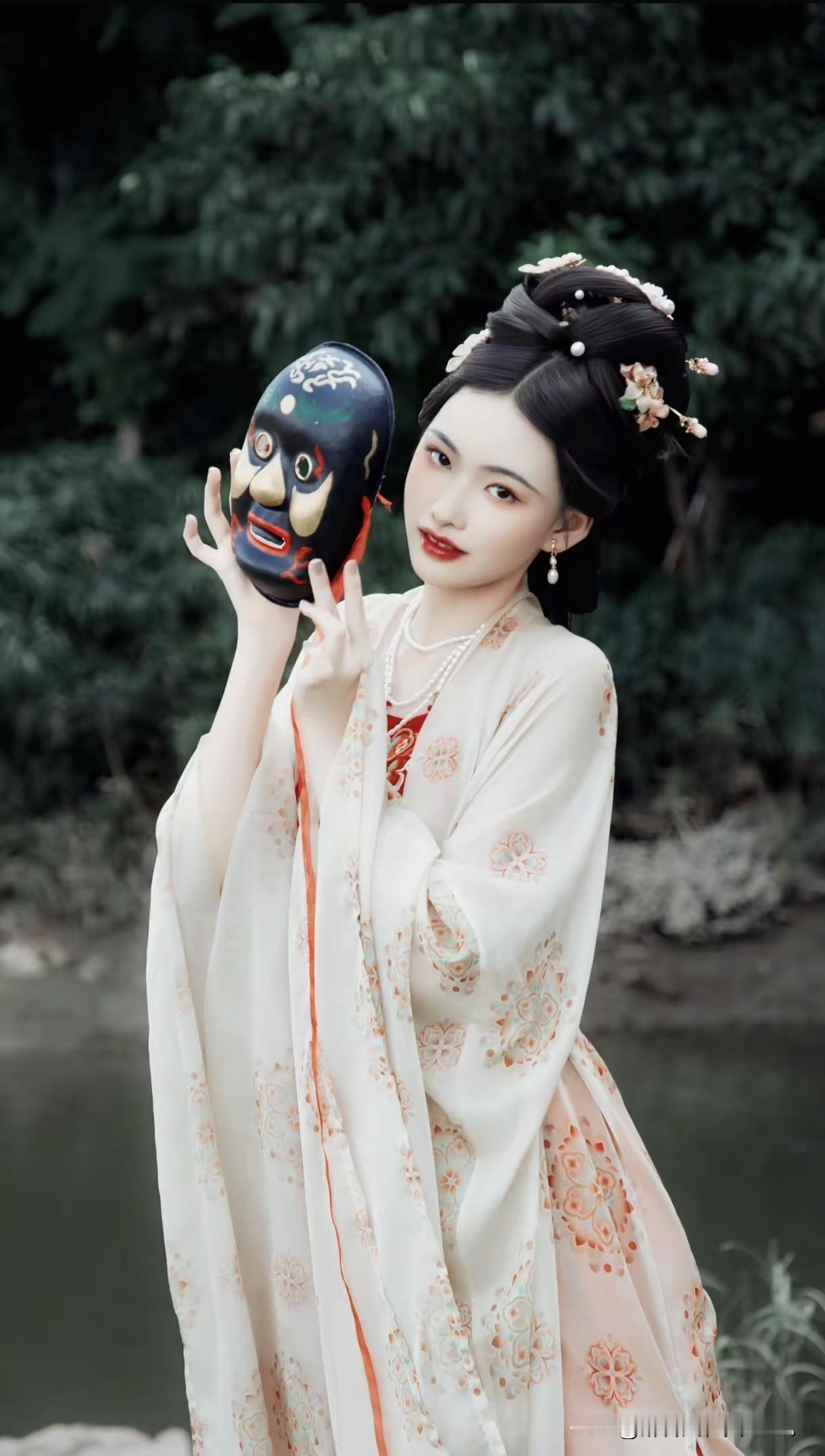 所谓伊人，在水一方；身着汉服，绝世独立。
古风写真 汉服日常 国风大赏 仙气飘飘