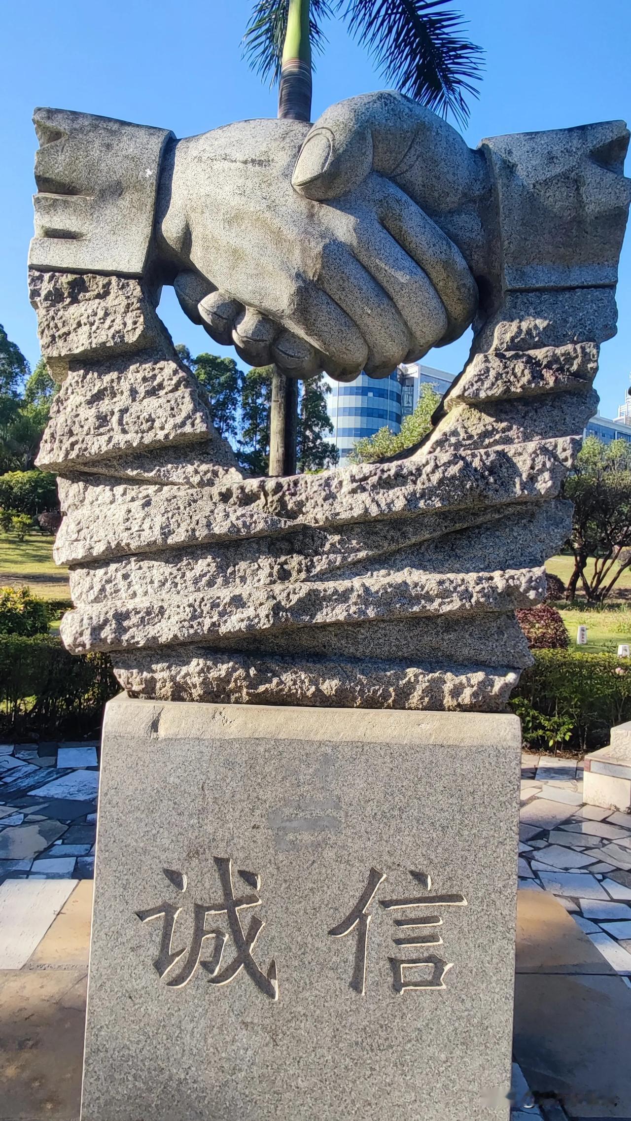 早上，腿上绑了两公斤沙袋，
在附近转了一圈，八千多步。锻炼 
好像也没什么感觉。