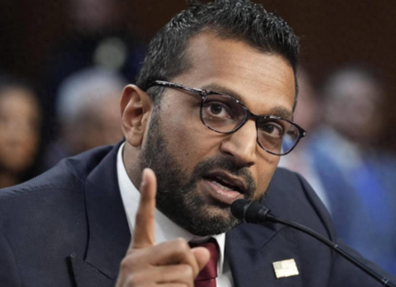 黑客这次下手毫不留情，曝光的细节简直一览无余 不仅流出大量局长私人生活实拍照片，