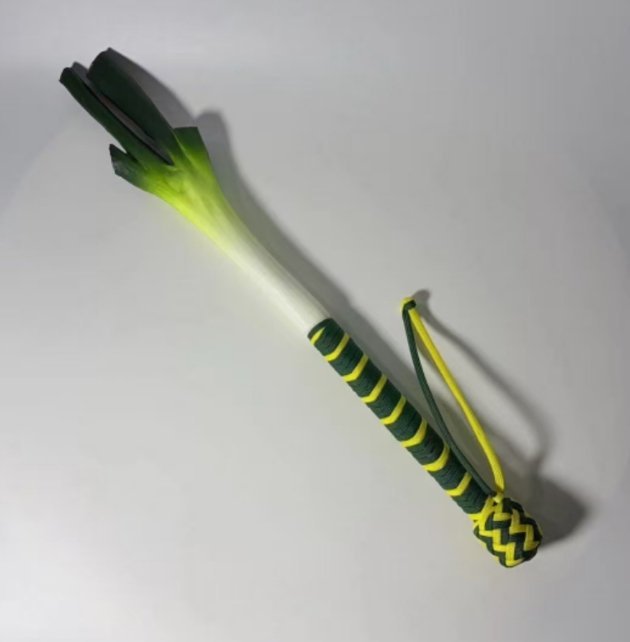刷到一根大大大葱鞭哈哈哈哈哈短哥真的就可喜欢这种比较独特的但是我不行 拿这个我怕