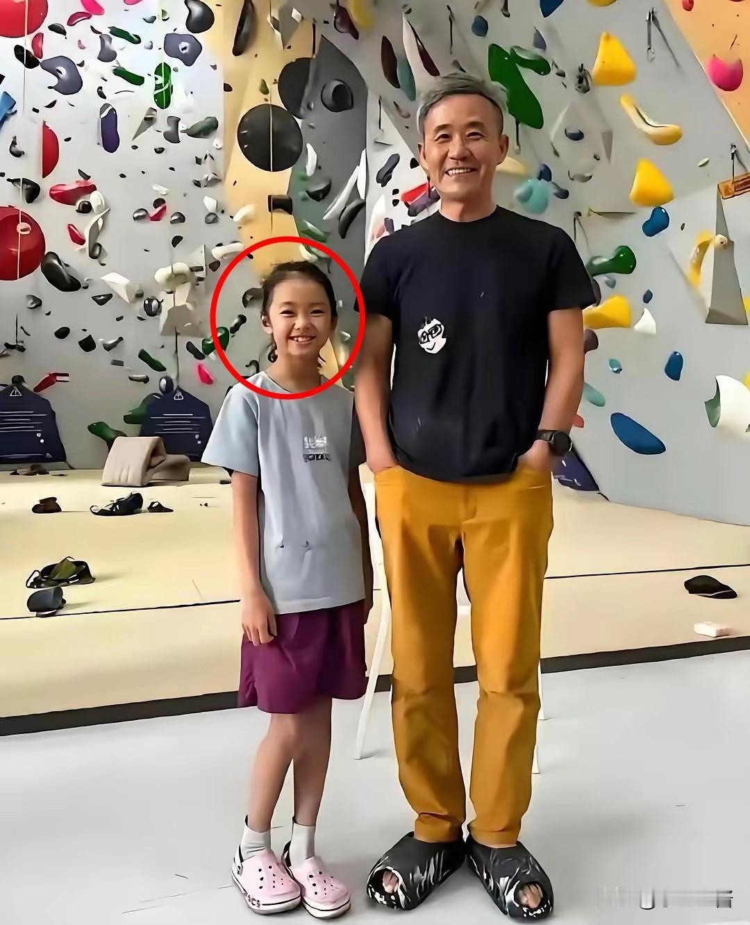 王石，引发热议。

8月4日，75岁的王石，冲上热搜，这一次，不是因为老婆田朴珺