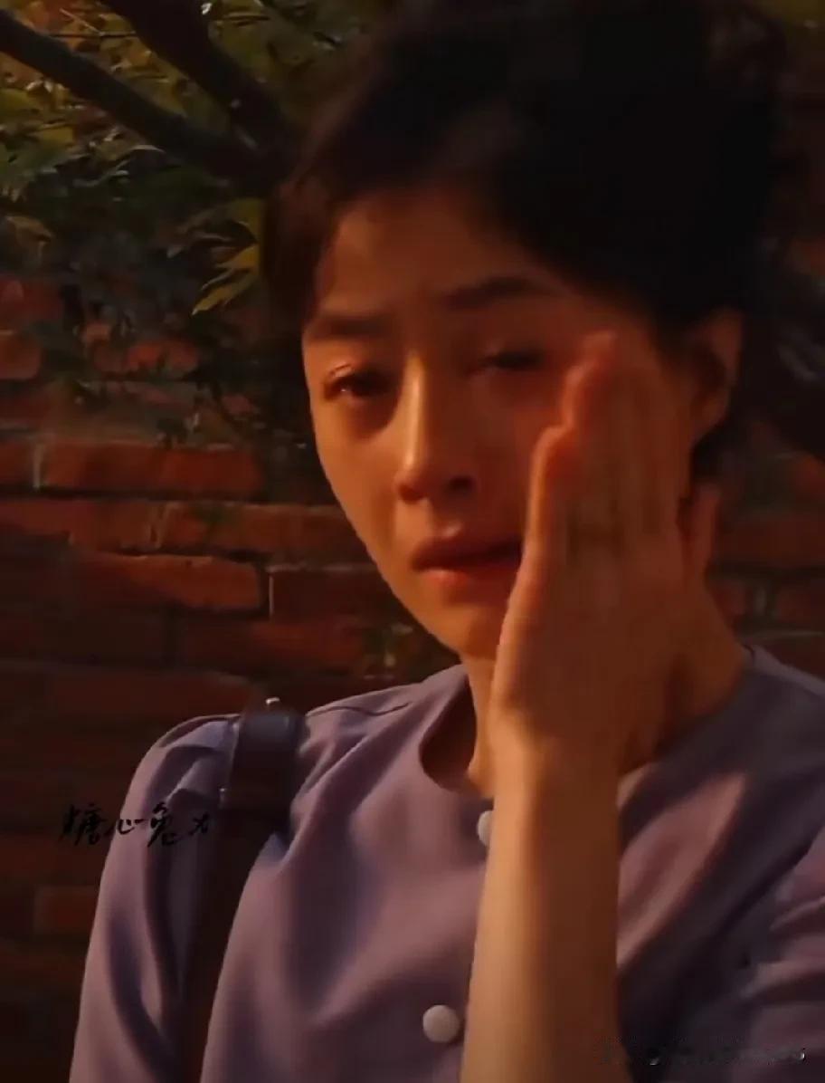 原来啊，向上擦眼泪的并不是华妃，而是咱们熟悉的蒋欣。这一下子就让人感觉亲近多了，