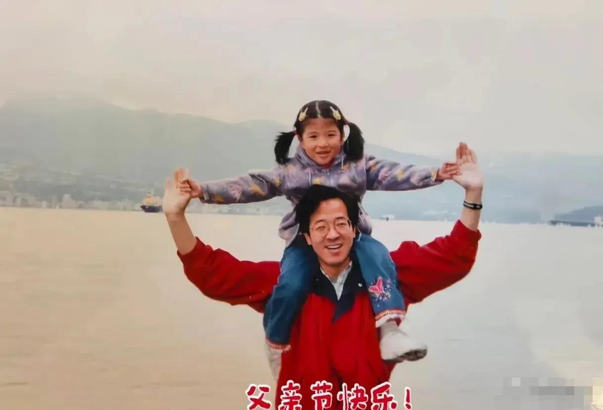 女儿像爸没错了，俞洪敏女儿也一样，看起来是灵气又聪明的娃。