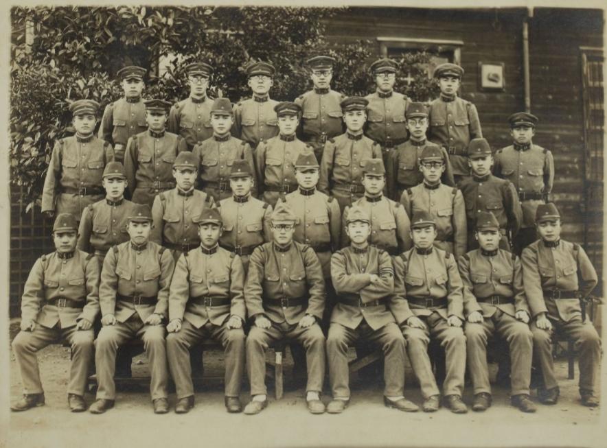 日本人的私人相册:
1938年12月25日，鬼子兵的毕业留影，随后他们会被派遣到