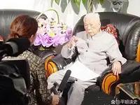开国中将罗元发将军八十高龄时，仍能完整记诵红军长征时期的诸多革命歌曲。将军随口轻