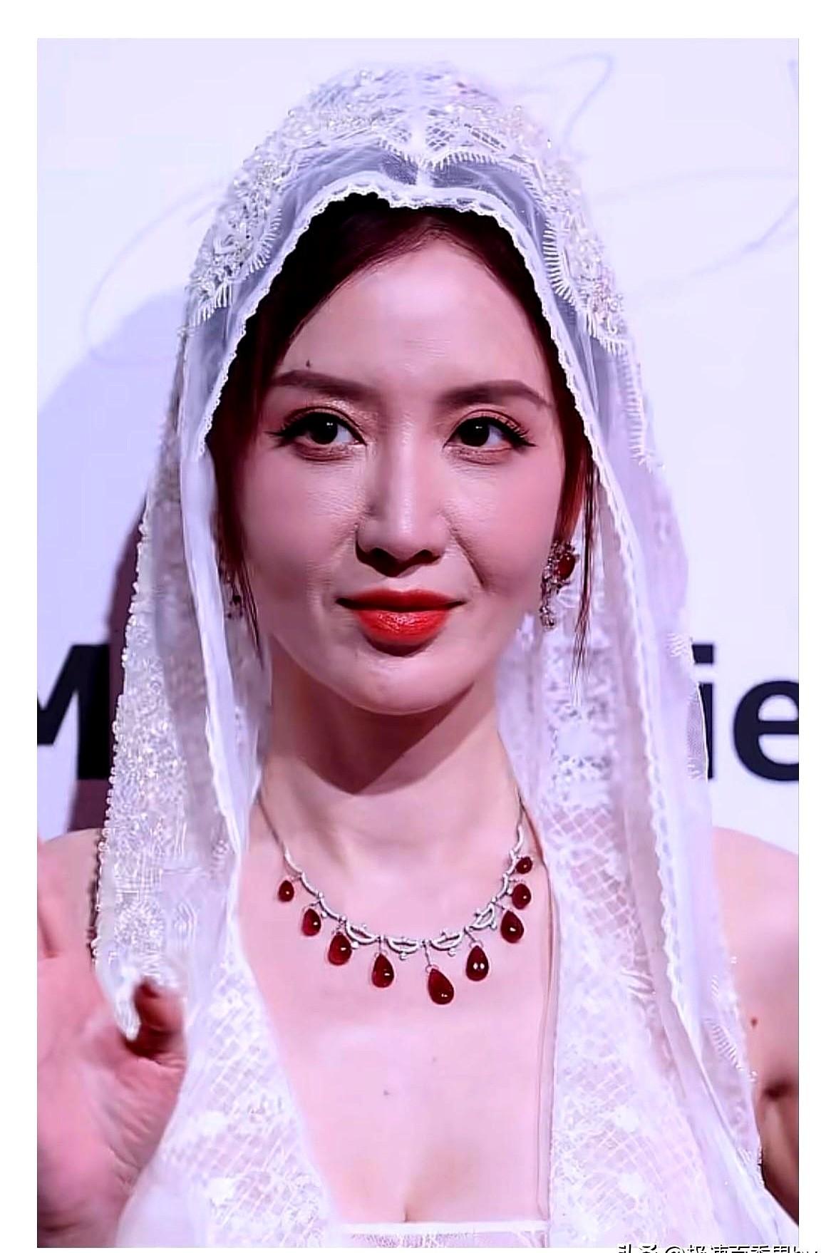 上海时装周这回可真有意思！

张萌和刘芸居然穿了同款白色透视礼服，一前一后亮相，