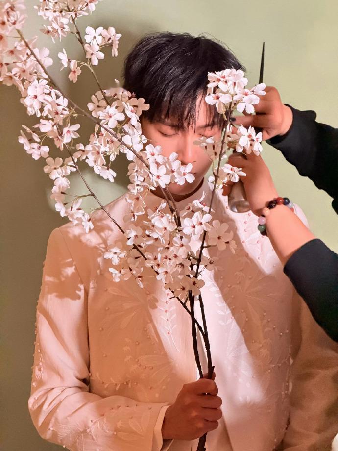 李昀锐白色西装很曼妙李昀锐刺绣国风白西装 李昀锐刺绣国风白西装，李昀锐白色西装很