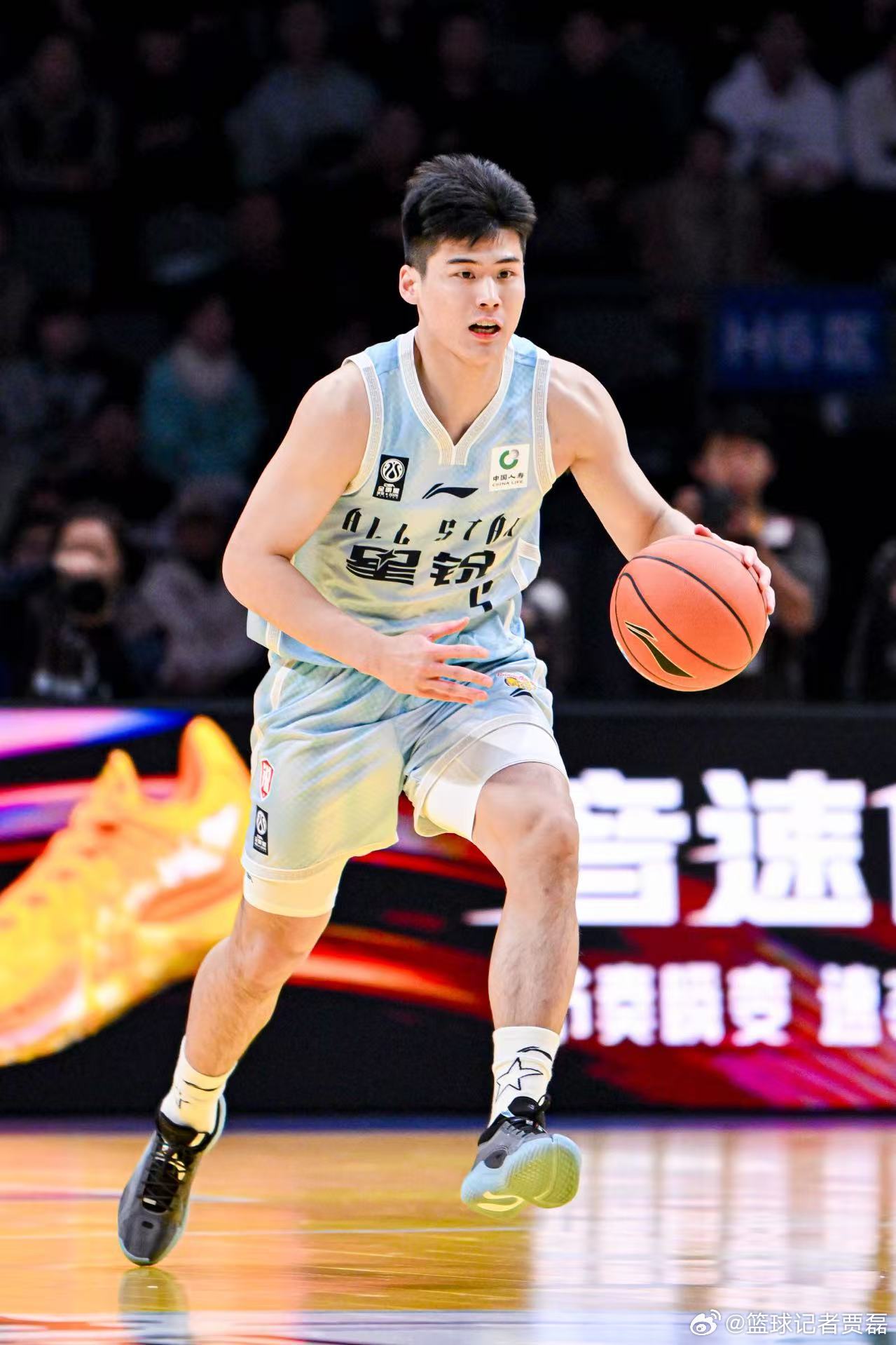 恭喜陈家政夺得星锐赛MVP，今晚他上脚了致敬国产里程碑式球鞋——驭帅14䨻的驭帅