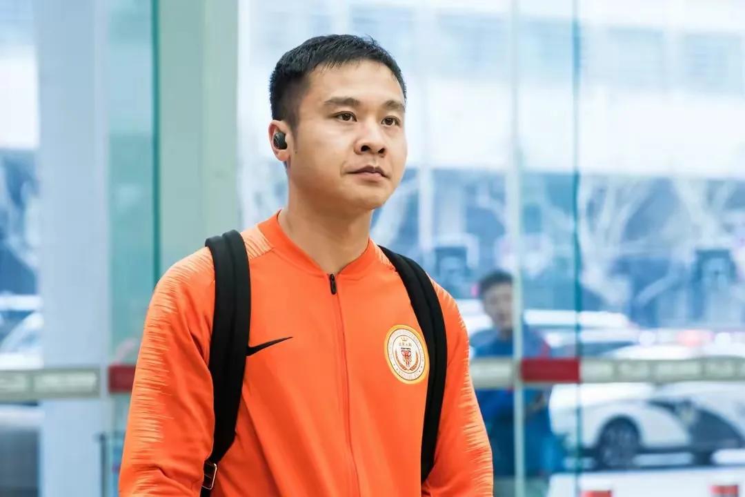 中国球员为何喜欢开大脚？冯仁亮：青训急功近利，球员没控球能力。冯仁亮曾经是当时的