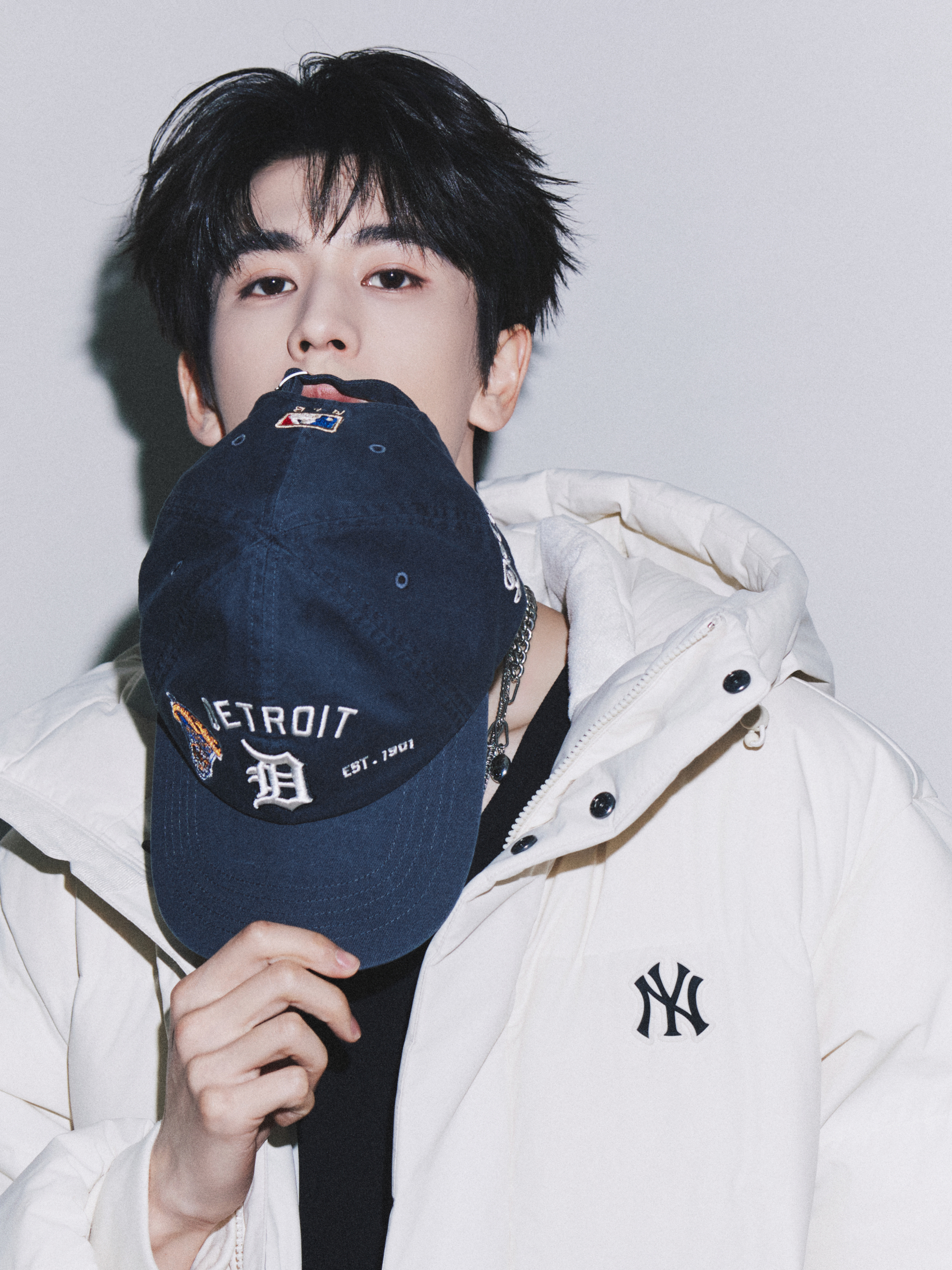 张凌赫 × 今日MLB 沈阳线下活动造型大片，白色羽绒大衣与纯黑内搭带来张力十足