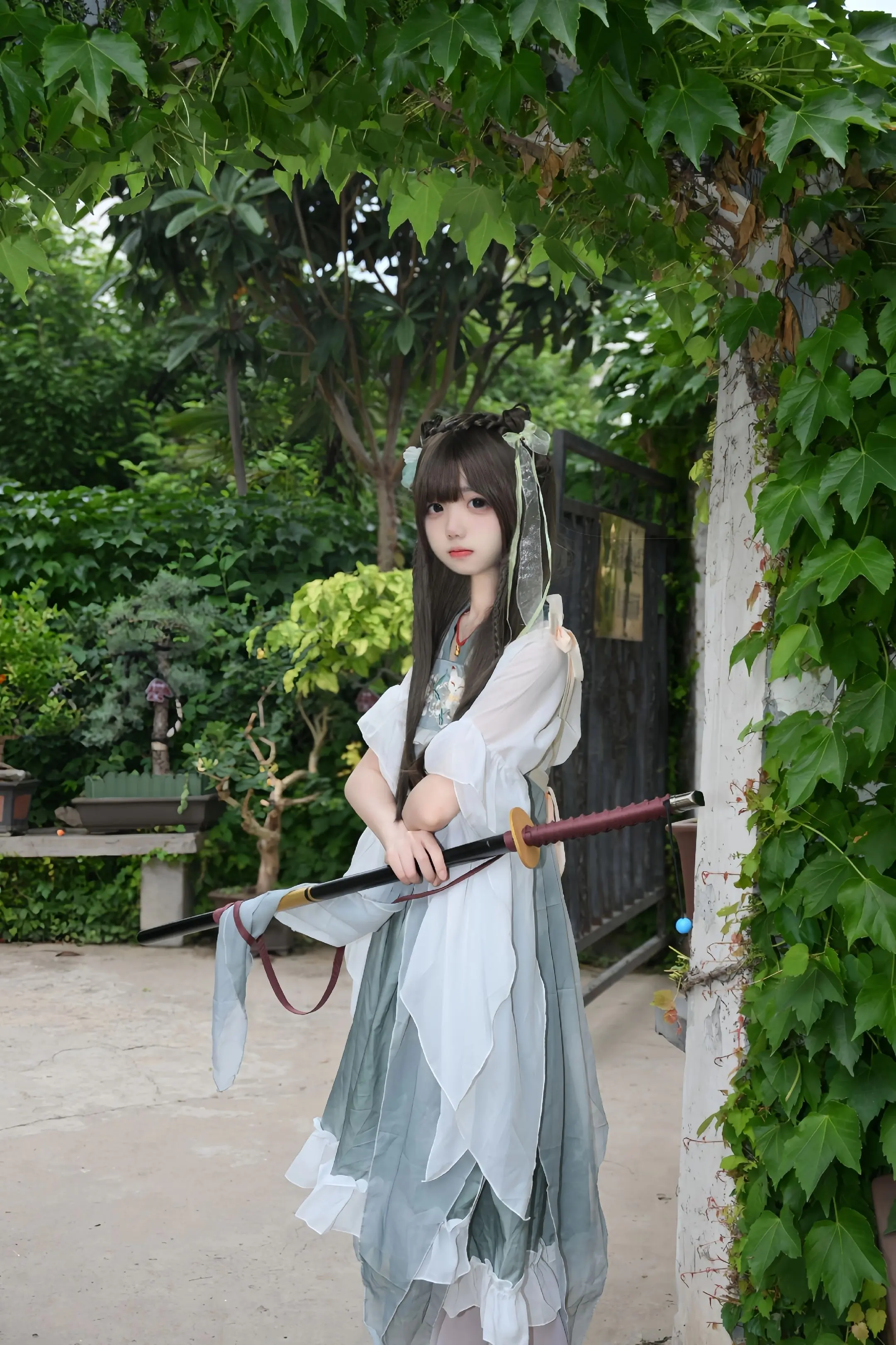 “听说宗门里来了一个剑法双修的天才师妹”“打扮的花里胡哨那个？” 摄影