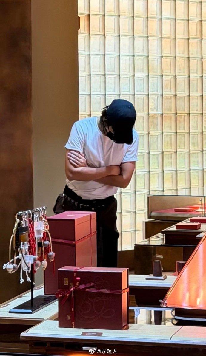 上海西岸偶遇蔡徐坤 蔡徐坤私下逛香水店这件事，莫名让人觉得很有品味。作为歌手和制