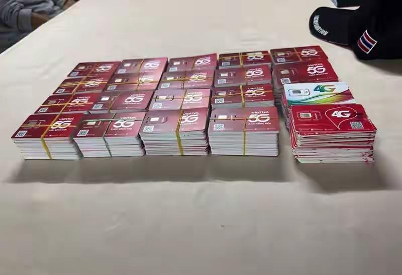 中国男子带千张SIM卡被抓，这卡一看就是未拆封的，正常个人使用得先拆下来装手机上
