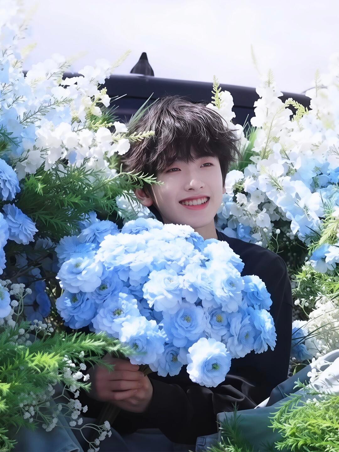 左奇函 祝左奇函16岁生日快乐🎂🎂🎂少年自有光芒，未来皆可期待～16岁要顺