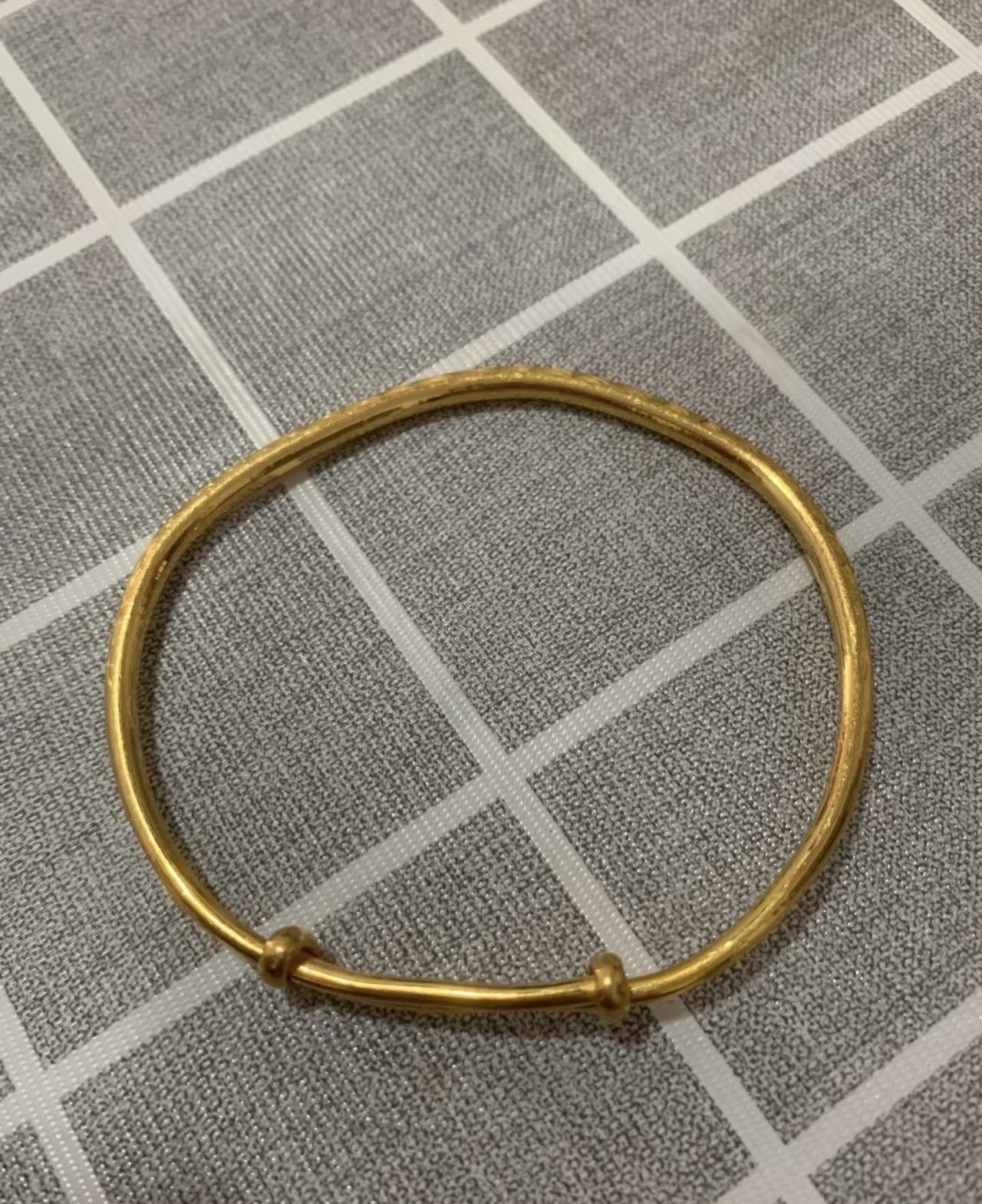 婆婆走了，留下一只40克的金镯子，家里却为它闹翻天。

儿子认为，妈的东西自然该