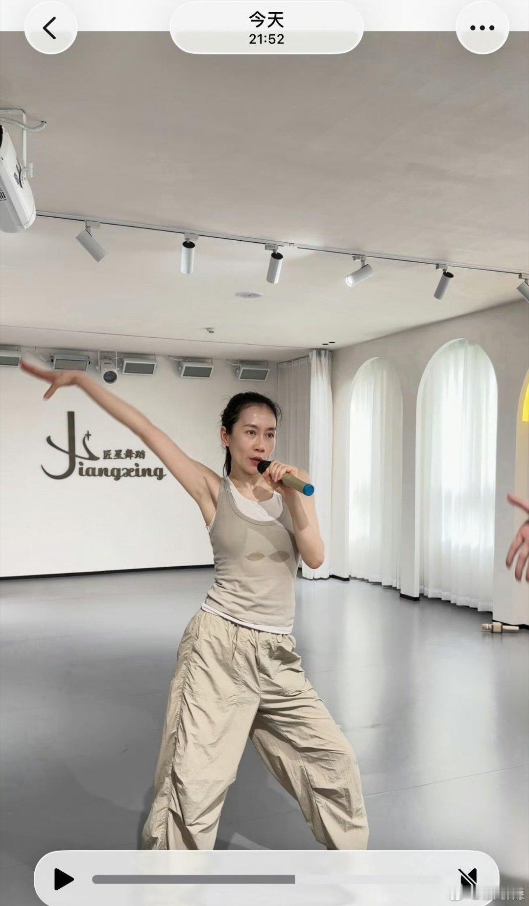 温峥嵘自己玩上了温峥嵘摔得膝盖都软了，还坚持走完全部走位，动作紧绷但眼神坚定。这
