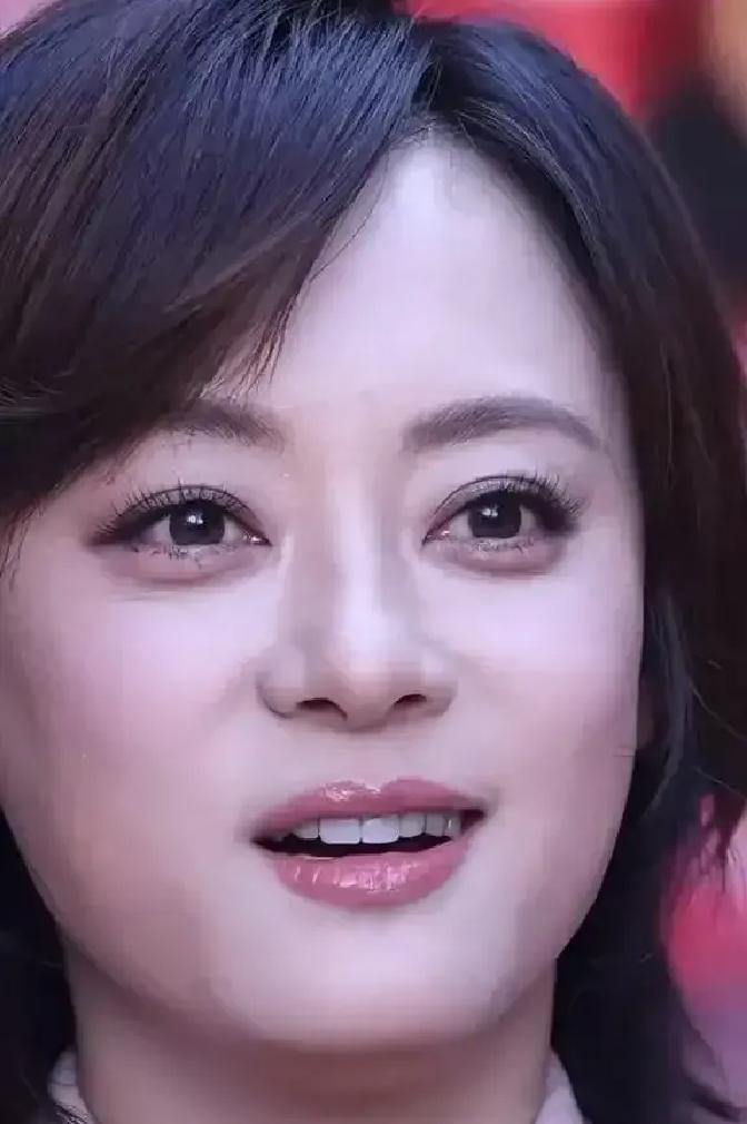 43岁孙俪在上海街头现身，状态在线到让人惊叹，可她却几乎从不靠热闹场面维持存在感