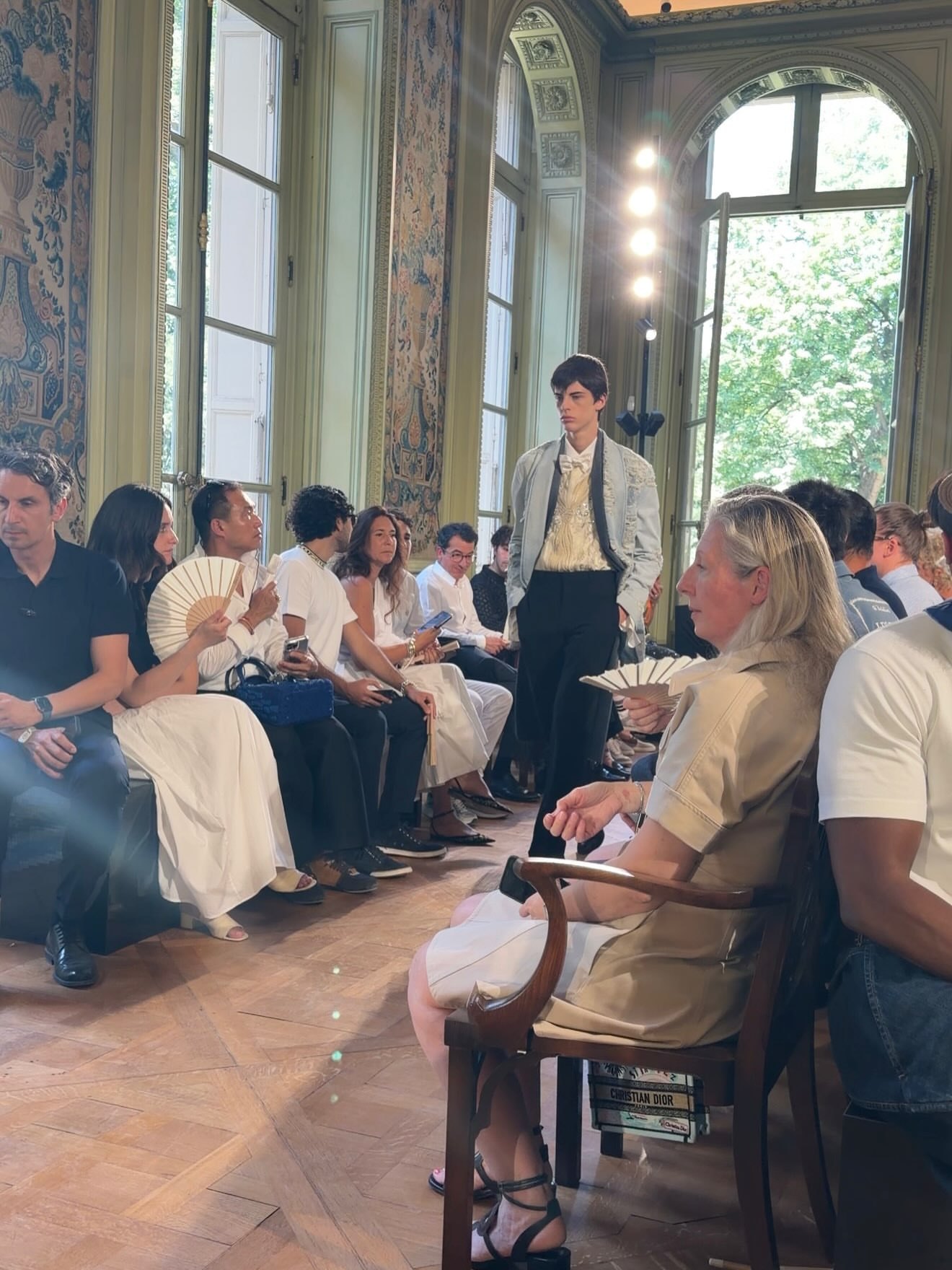 你伯发话了，不是自费去的。：A day with Dior in Paris.G