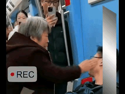 真的看不下去了，这老太太也太倚老卖老了吧！就因为小伙子没给她让座，张嘴就吼，态度