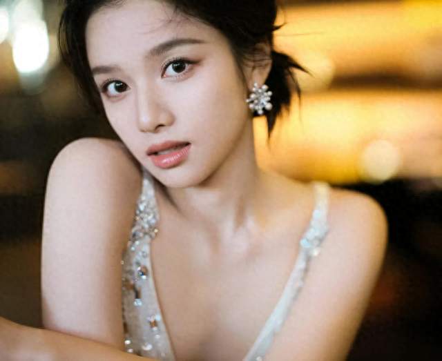张婧仪白裙坐进紫丝绒，越素越美，这条深V值得抄