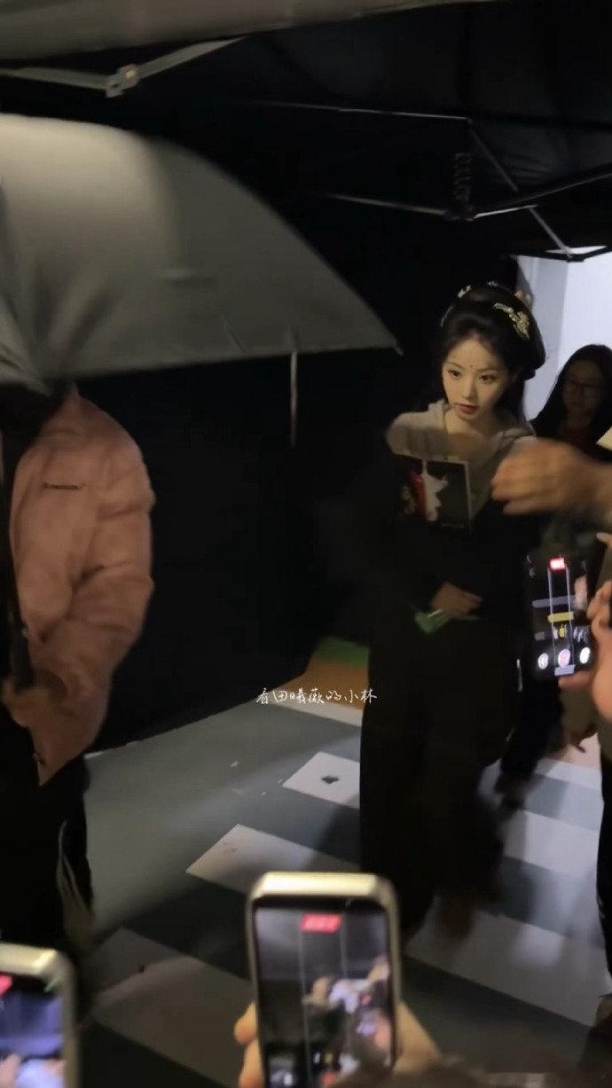 田曦薇嫁金钗眉间一点红田曦薇眉间红点花钿  田曦薇嫁金钗眉间一点红，田曦薇眉间红