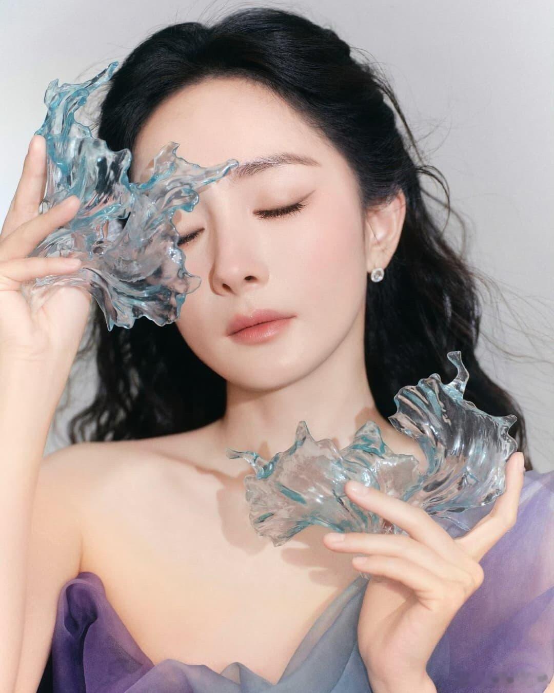 杨幂[超话]   银河下坠，云雾尽收眼底。轻纱遮幕，包裹万千柔情。整个身心都沉浸