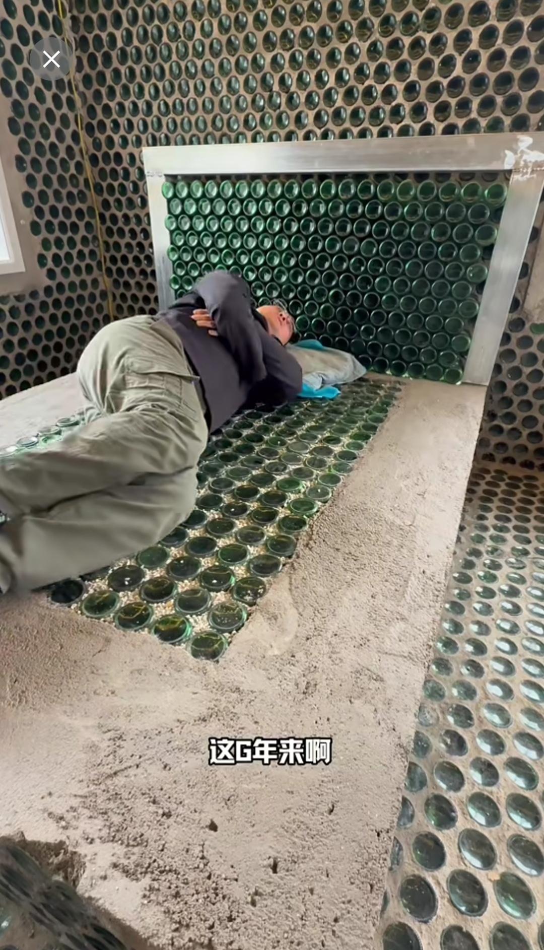 用啤酒瓶替代砖块来建造房子，会是什么模样，能否在里面居住呢？想必只有发布视频的这