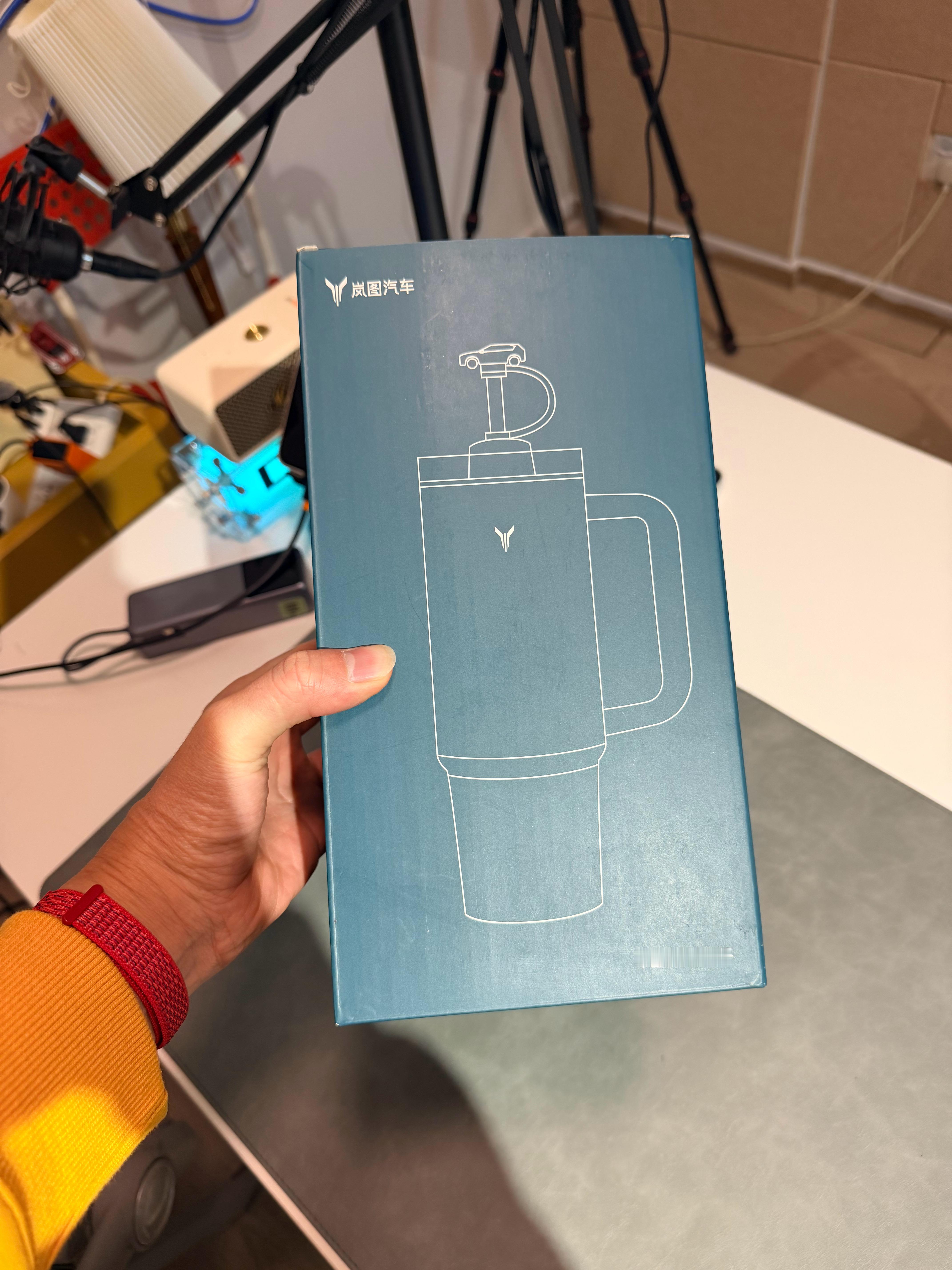 继续给大家抽奖，这次岚图的「车型吸管冰霸杯」。评论即可❤️❤️❤️周五开奖。  