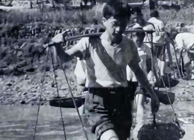 1969年，公社里丢了54元，16岁知青背了黑锅，失去返城机会。然而，他无意间发