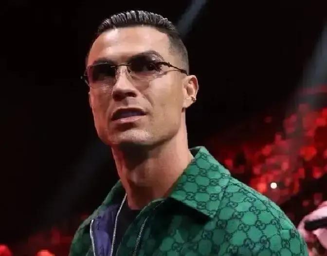 C罗年薪2亿，欧洲慌了！
 
他签字那一刻，西甲工资榜直接崩。本泽马、内马尔跟着