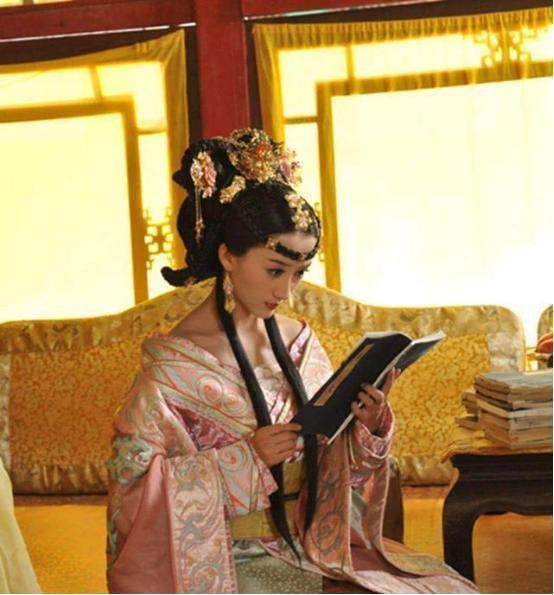 1627年，明熹宗朱由校去世，21岁的皇后张嫣从此寡居。一日，太监陈德润趁张嫣梳