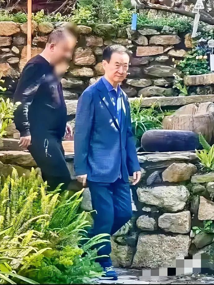 大家都别同情王健林了！
原因有三，

一，都别低估了王健林的还债能力！王健林有全