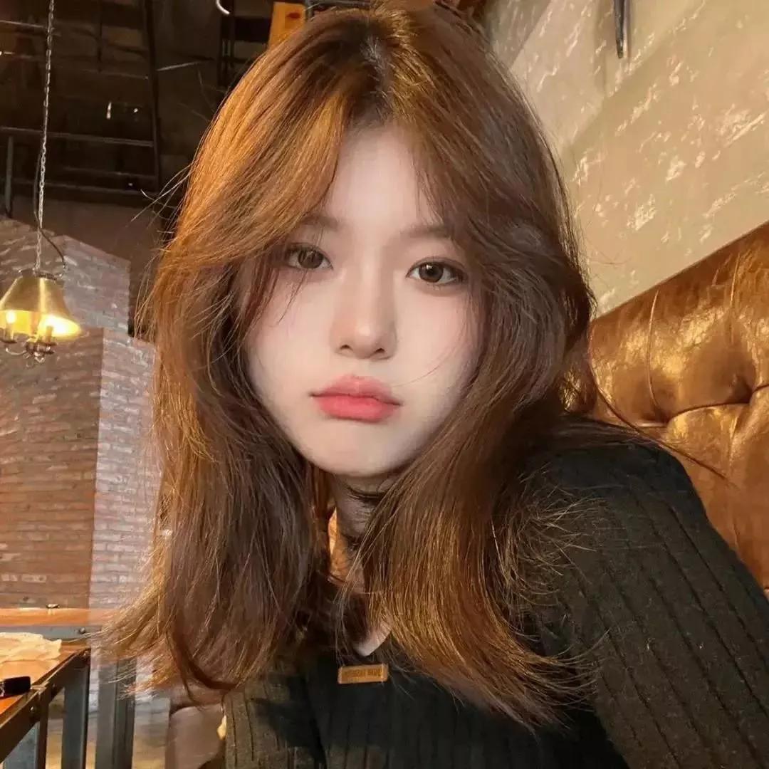 温柔长发，咖啡馆的浪漫时光秋日里的咖啡馆 咖啡馆照 温柔咖啡店美女 美女咖啡馆 