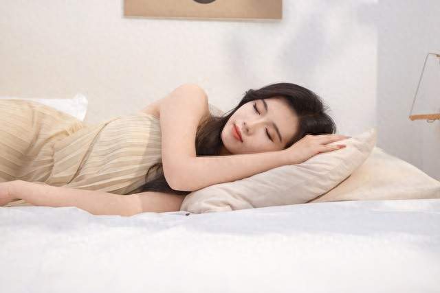 人民日报推荐的睡眠法，躺着就能做，8个动作快速入睡