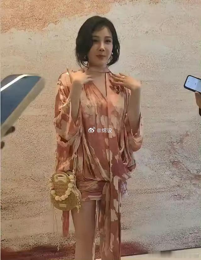 太夸张了，陈小纭这腿也太细了，大腿和小腿看起来几乎没差。 